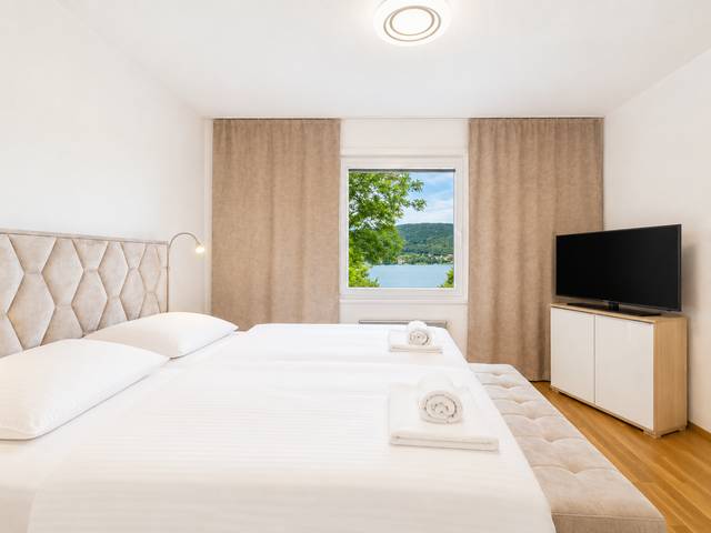 Schlafzimmer mit Seeblick – Ferienwohnung Wörthersee
